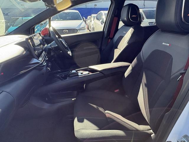 オーラ ニスモ チューンドe-パワー4WD プロパイロット・BOSEサウンド・フルセグナビ・全周囲カメラ・Carplay・USB・デジタルミラー・ワイヤレス充電・ETC2.0・パワーシート・シート&ステアヒーター・Cソナー・BSM・純正17AW(6枚目)