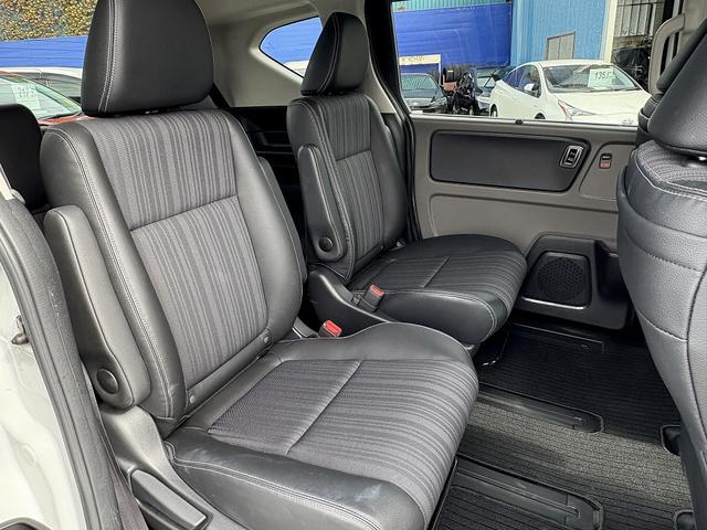 フリードハイブリッド ハイブリッド・EX 両Pスライド・Rモニター・フルセグ9inナビ・Bカメラ・BTオーディオ・LEDライト・ACC・LKA・シートヒーター・ドアバイザー・プライバシーガラス・本革ステア・ETC・15AW・オートライト(5枚目)