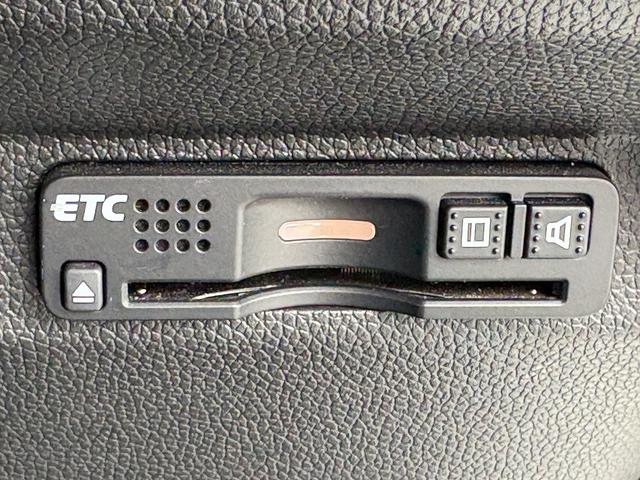 フリードハイブリッド ハイブリッド・EX 両Pスライド・Rモニター・フルセグ9inナビ・Bカメラ・BTオーディオ・LEDライト・ACC・LKA・シートヒーター・ドアバイザー・プライバシーガラス・本革ステア・ETC・15AW・オートライト(13枚目)