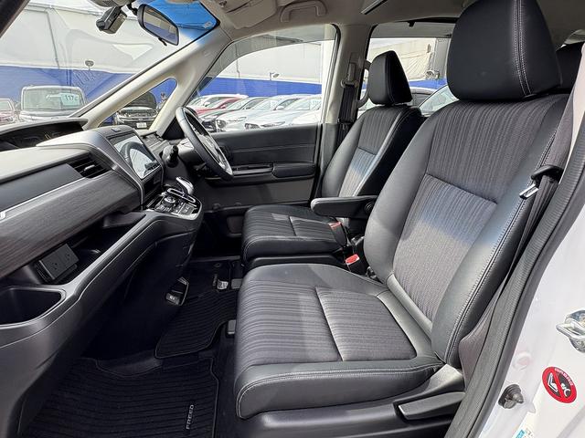 フリードハイブリッド ハイブリッド・EX 両Pスライド・Rモニター・フルセグ9inナビ・Bカメラ・BTオーディオ・LEDライト・ACC・LKA・シートヒーター・ドアバイザー・プライバシーガラス・本革ステア・ETC・15AW・オートライト(25枚目)