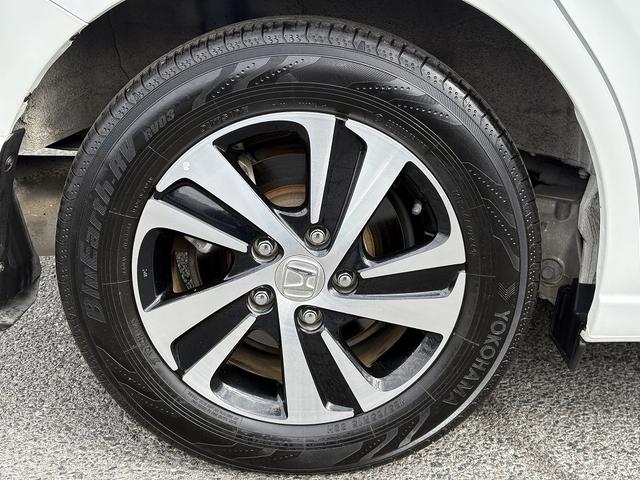 フリードハイブリッド ハイブリッド・EX 両Pスライド・Rモニター・フルセグ9inナビ・Bカメラ・BTオーディオ・LEDライト・ACC・LKA・シートヒーター・ドアバイザー・プライバシーガラス・本革ステア・ETC・15AW・オートライト(50枚目)