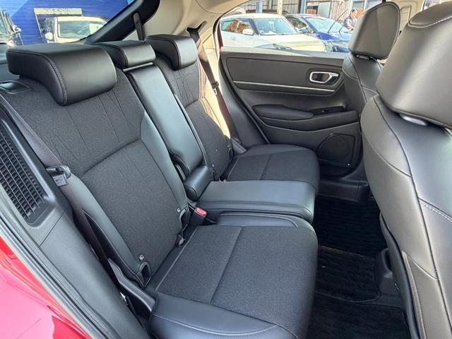 ヴェゼル e:HEV Z 全周囲カメラ・フルセグナビ・BTオーディオ・LEDライト・ACC・LKA・AHB・BSM・Pバックドア・Cソナー・ドアバイザー・プライバシーガラス・ハーフレザー・シートヒーター・パドルシフト(7枚目)