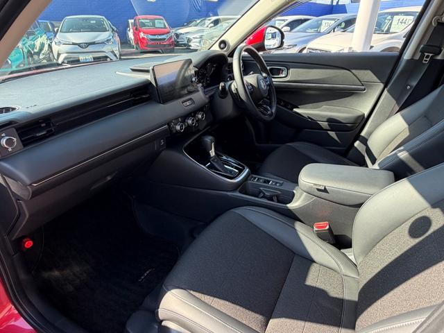 ヴェゼル e:HEV Z 全周囲カメラ・フルセグナビ・BTオーディオ・LEDライト・ACC・LKA・AHB・BSM・Pバックドア・Cソナー・ドアバイザー・プライバシーガラス・ハーフレザー・シートヒーター・パドルシフト(13枚目)