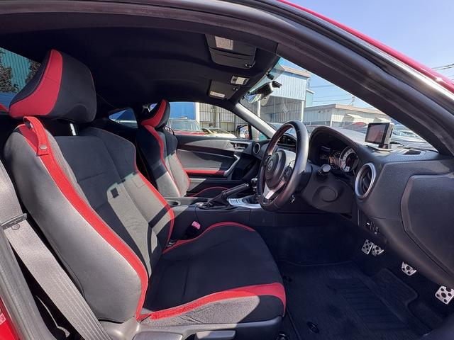 ８６ ＧＴ　６ＭＴ・フルセグナビ・Ｂカメラ・ＢＴオーディオ・ＴＲＤエアロ・マフラー・１８ＡＷ・ＬＥＤライト・ＥＴＣ・クルコン・本革ステア・ミラーウィンカー・オートライト・スマキー・記録簿（4枚目）