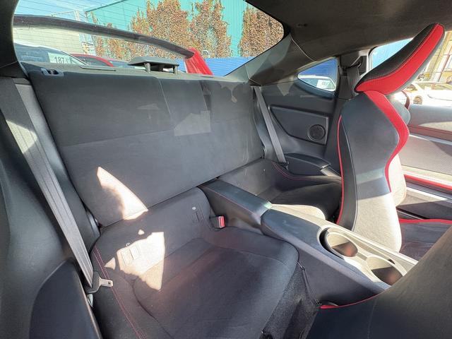 ８６ ＧＴ　６ＭＴ・フルセグナビ・Ｂカメラ・ＢＴオーディオ・ＴＲＤエアロ・マフラー・１８ＡＷ・ＬＥＤライト・ＥＴＣ・クルコン・本革ステア・ミラーウィンカー・オートライト・スマキー・記録簿（5枚目）