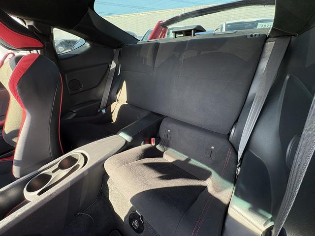 ８６ ＧＴ　６ＭＴ・フルセグナビ・Ｂカメラ・ＢＴオーディオ・ＴＲＤエアロ・マフラー・１８ＡＷ・ＬＥＤライト・ＥＴＣ・クルコン・本革ステア・ミラーウィンカー・オートライト・スマキー・記録簿（7枚目）