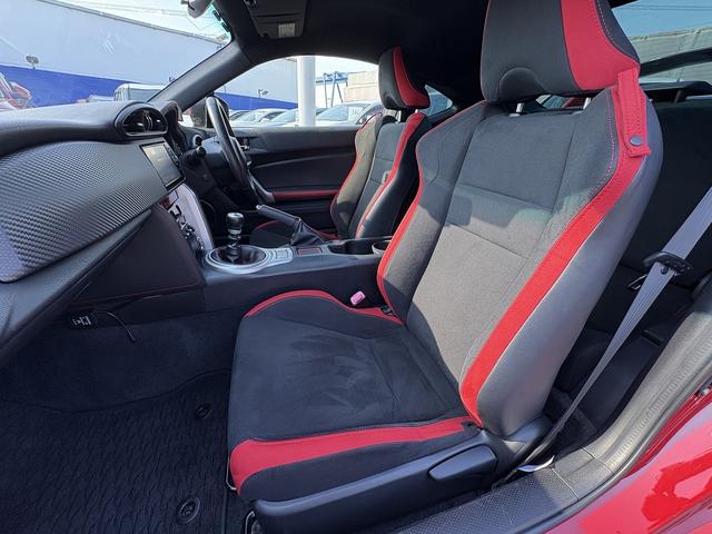 ８６ ＧＴ　６ＭＴ・フルセグナビ・Ｂカメラ・ＢＴオーディオ・ＴＲＤエアロ・マフラー・１８ＡＷ・ＬＥＤライト・ＥＴＣ・クルコン・本革ステア・ミラーウィンカー・オートライト・スマキー・記録簿（8枚目）