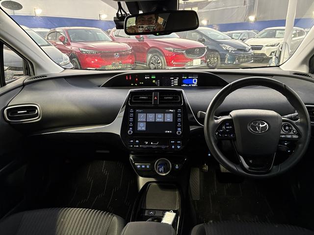 プリウスＰＨＶ Ａ　後期・１オーナー・セーフティセンス・ディスプレイオーディオ・ＥＴＣ２．０・全周囲カメラ・Ｃａｒｐｌａｙ・ＢＴオーディオ・Ｃソナー・ＢＳＭ・ＨＵＤ・純正１５ＡＷ・革ステア・ドアバイザー・フロアマット（3枚目）