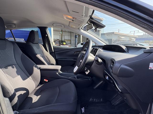 プリウス Ｓ　セーフティセンス・ナビＴＶ・バックカメラ・ＢＴオーディオ・ＥＴＣ・スマートキー・クリアランスソナー・ＬＥＤヘッドライト・ＡＵＴＯハイビーム・純正１５ＡＷ・フロアマット・ドアバイザー（4枚目）