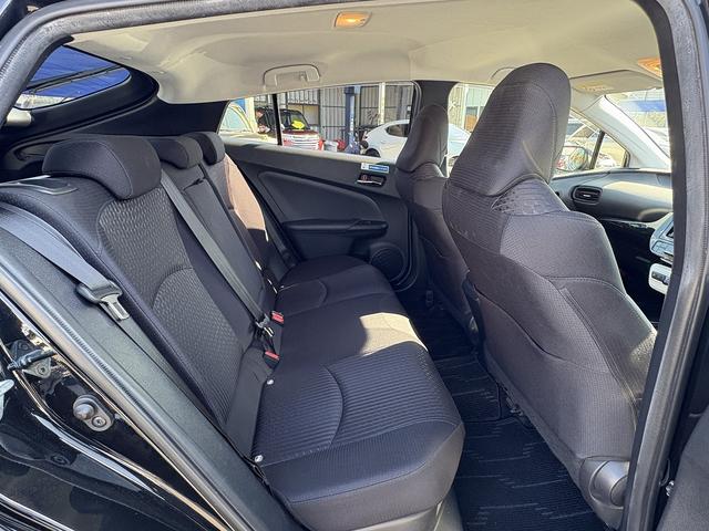 プリウス Ｓ　セーフティセンス・ナビＴＶ・バックカメラ・ＢＴオーディオ・ＥＴＣ・スマートキー・クリアランスソナー・ＬＥＤヘッドライト・ＡＵＴＯハイビーム・純正１５ＡＷ・フロアマット・ドアバイザー（5枚目）