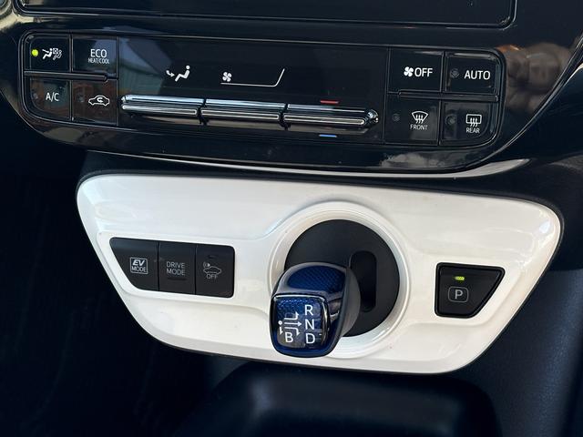 プリウス Ｓ　セーフティセンス・ナビＴＶ・バックカメラ・ＢＴオーディオ・ＥＴＣ・スマートキー・クリアランスソナー・ＬＥＤヘッドライト・ＡＵＴＯハイビーム・純正１５ＡＷ・フロアマット・ドアバイザー（9枚目）