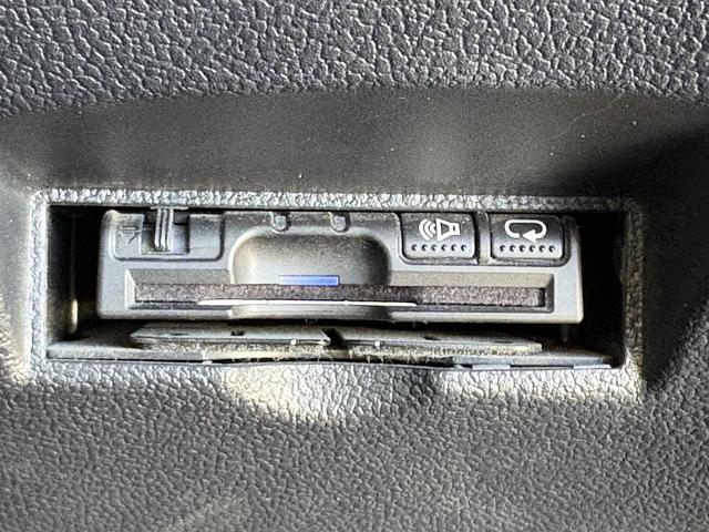 プリウス Ｓ　セーフティセンス・ナビＴＶ・バックカメラ・ＢＴオーディオ・ＥＴＣ・スマートキー・クリアランスソナー・ＬＥＤヘッドライト・ＡＵＴＯハイビーム・純正１５ＡＷ・フロアマット・ドアバイザー（11枚目）