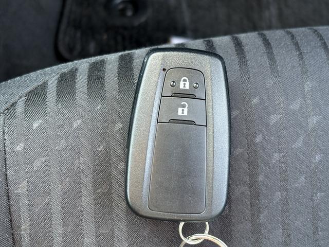 プリウス Ｓ　セーフティセンス・ナビＴＶ・バックカメラ・ＢＴオーディオ・ＥＴＣ・スマートキー・クリアランスソナー・ＬＥＤヘッドライト・ＡＵＴＯハイビーム・純正１５ＡＷ・フロアマット・ドアバイザー（13枚目）