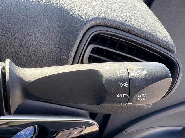 プリウス Ｓ　セーフティセンス・ナビＴＶ・バックカメラ・ＢＴオーディオ・ＥＴＣ・スマートキー・クリアランスソナー・ＬＥＤヘッドライト・ＡＵＴＯハイビーム・純正１５ＡＷ・フロアマット・ドアバイザー（14枚目）