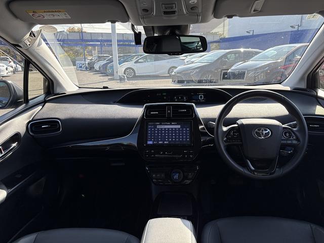 プリウス Ａツーリングセレクション　後期・９型純正フルセグナビ・全周囲カメラ・ＢＴオーディオ・ＥＴＣ２．０・ＤＶＤ再生・パワーシート・シートヒーター・パーキングアシスト・Ｃソナー・ＢＳＭ・ＨＵＤ・純正１７ＡＷ・ドアバイザー（3枚目）