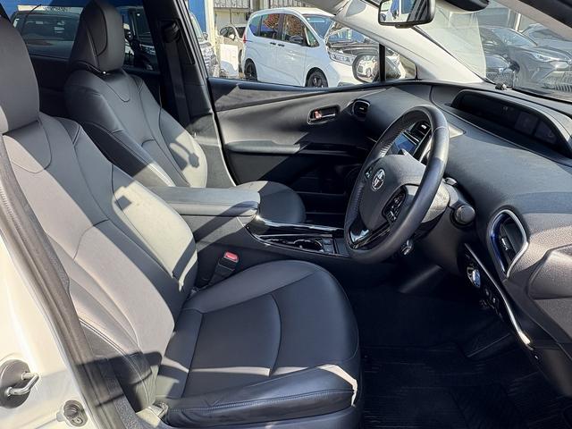 プリウス Ａツーリングセレクション　後期・９型純正フルセグナビ・全周囲カメラ・ＢＴオーディオ・ＥＴＣ２．０・ＤＶＤ再生・パワーシート・シートヒーター・パーキングアシスト・Ｃソナー・ＢＳＭ・ＨＵＤ・純正１７ＡＷ・ドアバイザー（4枚目）