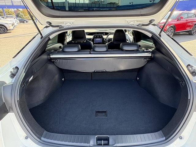 プリウス Ａツーリングセレクション　後期・９型純正フルセグナビ・全周囲カメラ・ＢＴオーディオ・ＥＴＣ２．０・ＤＶＤ再生・パワーシート・シートヒーター・パーキングアシスト・Ｃソナー・ＢＳＭ・ＨＵＤ・純正１７ＡＷ・ドアバイザー（6枚目）