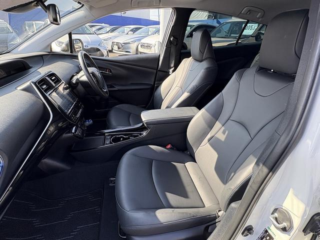 プリウス Ａツーリングセレクション　後期・９型純正フルセグナビ・全周囲カメラ・ＢＴオーディオ・ＥＴＣ２．０・ＤＶＤ再生・パワーシート・シートヒーター・パーキングアシスト・Ｃソナー・ＢＳＭ・ＨＵＤ・純正１７ＡＷ・ドアバイザー（8枚目）