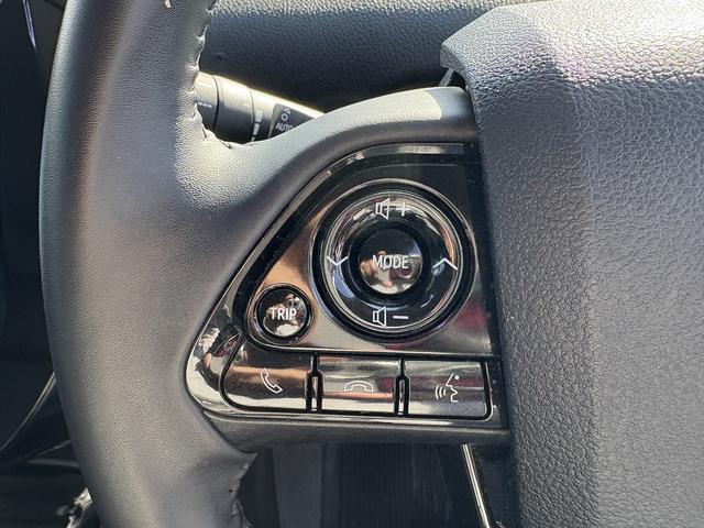 プリウス Ａツーリングセレクション　後期・９型純正フルセグナビ・全周囲カメラ・ＢＴオーディオ・ＥＴＣ２．０・ＤＶＤ再生・パワーシート・シートヒーター・パーキングアシスト・Ｃソナー・ＢＳＭ・ＨＵＤ・純正１７ＡＷ・ドアバイザー（11枚目）