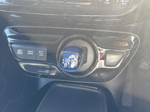 プリウス Ａツーリングセレクション　後期・９型純正フルセグナビ・全周囲カメラ・ＢＴオーディオ・ＥＴＣ２．０・ＤＶＤ再生・パワーシート・シートヒーター・パーキングアシスト・Ｃソナー・ＢＳＭ・ＨＵＤ・純正１７ＡＷ・ドアバイザー（14枚目）