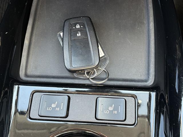 プリウス Ａツーリングセレクション　後期・９型純正フルセグナビ・全周囲カメラ・ＢＴオーディオ・ＥＴＣ２．０・ＤＶＤ再生・パワーシート・シートヒーター・パーキングアシスト・Ｃソナー・ＢＳＭ・ＨＵＤ・純正１７ＡＷ・ドアバイザー（15枚目）