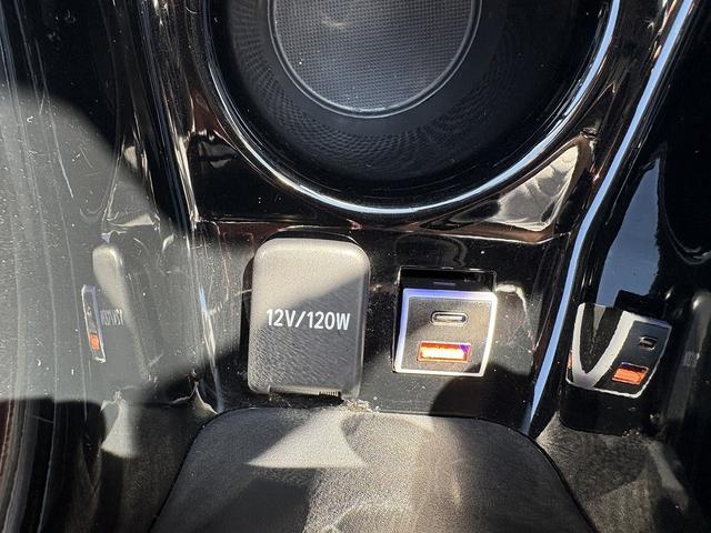 プリウス Ａツーリングセレクション　後期・９型純正フルセグナビ・全周囲カメラ・ＢＴオーディオ・ＥＴＣ２．０・ＤＶＤ再生・パワーシート・シートヒーター・パーキングアシスト・Ｃソナー・ＢＳＭ・ＨＵＤ・純正１７ＡＷ・ドアバイザー（16枚目）