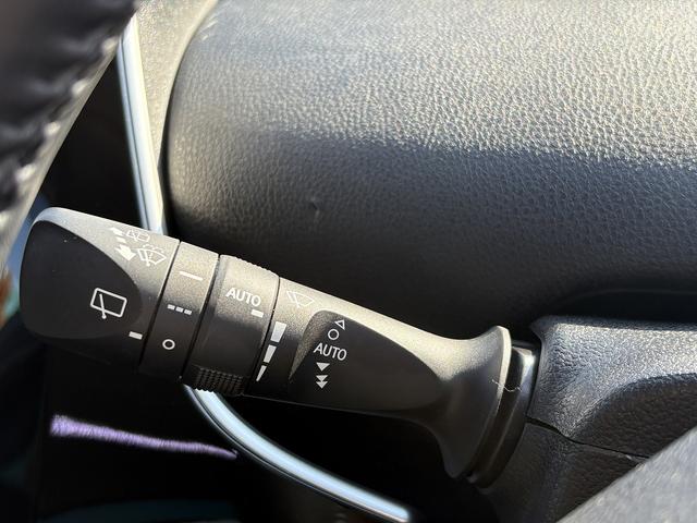 プリウス Ａツーリングセレクション　後期・９型純正フルセグナビ・全周囲カメラ・ＢＴオーディオ・ＥＴＣ２．０・ＤＶＤ再生・パワーシート・シートヒーター・パーキングアシスト・Ｃソナー・ＢＳＭ・ＨＵＤ・純正１７ＡＷ・ドアバイザー（19枚目）