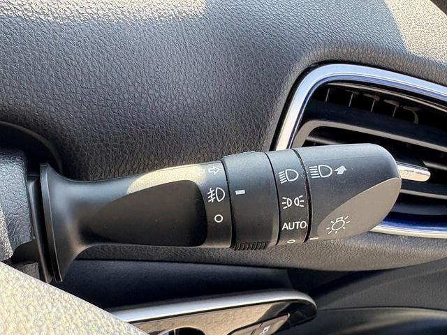 プリウス Ａツーリングセレクション　後期・９型純正フルセグナビ・全周囲カメラ・ＢＴオーディオ・ＥＴＣ２．０・ＤＶＤ再生・パワーシート・シートヒーター・パーキングアシスト・Ｃソナー・ＢＳＭ・ＨＵＤ・純正１７ＡＷ・ドアバイザー（20枚目）