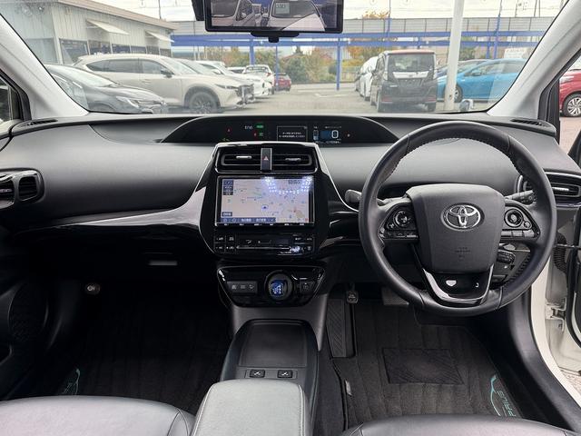 プリウス Ｓツーリングセレクション　後期・ＴＲＤエアロ・９ｉｎフルセグナビ・Ｂカメラ・ＢＴオーディオ・合皮シート・シートヒーター・ＬＥＤライト・ＡＣＣ・ＬＫＡ・ＡＨＢ・Ｃソナー・ＵＳＢ・１７ＡＷ・ＥＴＣ２．０・本革ステア（3枚目）