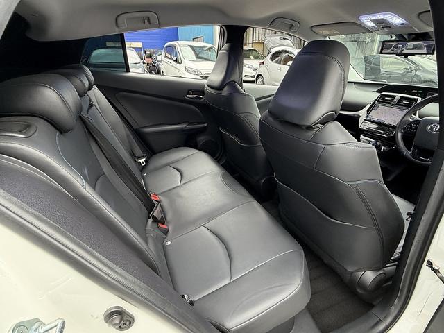 プリウス Ｓツーリングセレクション　後期・ＴＲＤエアロ・９ｉｎフルセグナビ・Ｂカメラ・ＢＴオーディオ・合皮シート・シートヒーター・ＬＥＤライト・ＡＣＣ・ＬＫＡ・ＡＨＢ・Ｃソナー・ＵＳＢ・１７ＡＷ・ＥＴＣ２．０・本革ステア（7枚目）