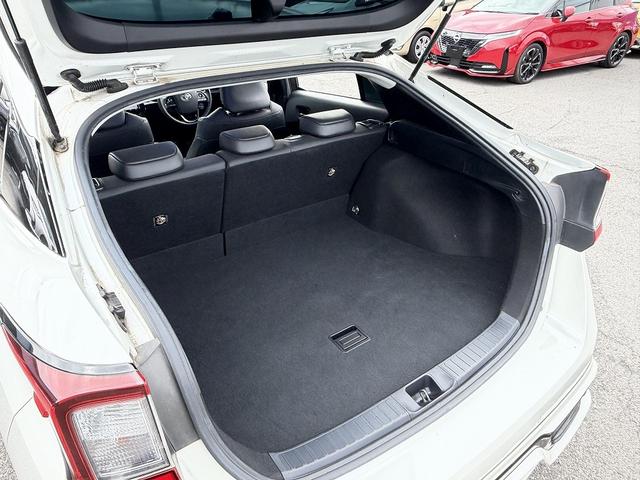 プリウス Ｓツーリングセレクション　後期・ＴＲＤエアロ・９ｉｎフルセグナビ・Ｂカメラ・ＢＴオーディオ・合皮シート・シートヒーター・ＬＥＤライト・ＡＣＣ・ＬＫＡ・ＡＨＢ・Ｃソナー・ＵＳＢ・１７ＡＷ・ＥＴＣ２．０・本革ステア（10枚目）