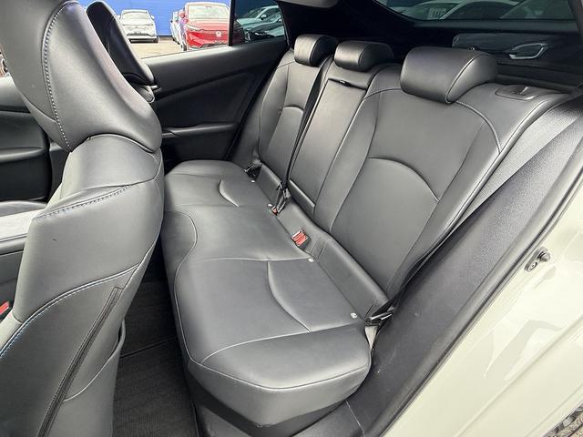 プリウス Ｓツーリングセレクション　後期・ＴＲＤエアロ・９ｉｎフルセグナビ・Ｂカメラ・ＢＴオーディオ・合皮シート・シートヒーター・ＬＥＤライト・ＡＣＣ・ＬＫＡ・ＡＨＢ・Ｃソナー・ＵＳＢ・１７ＡＷ・ＥＴＣ２．０・本革ステア（12枚目）