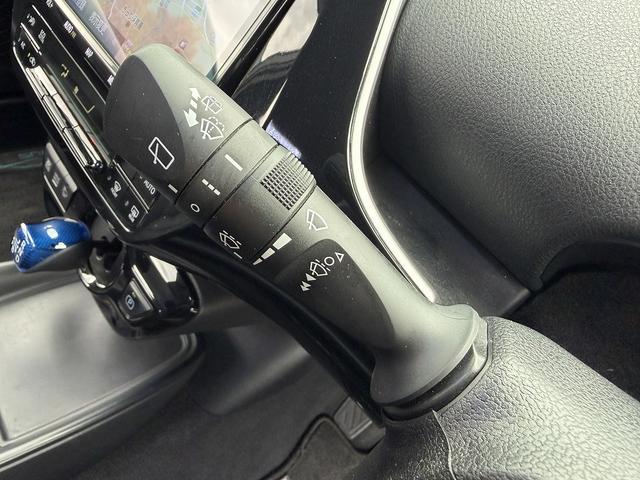 プリウス Ｓツーリングセレクション　後期・ＴＲＤエアロ・９ｉｎフルセグナビ・Ｂカメラ・ＢＴオーディオ・合皮シート・シートヒーター・ＬＥＤライト・ＡＣＣ・ＬＫＡ・ＡＨＢ・Ｃソナー・ＵＳＢ・１７ＡＷ・ＥＴＣ２．０・本革ステア（20枚目）