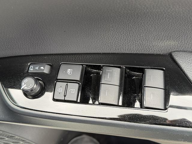 プリウス Ｓツーリングセレクション　後期・ＴＲＤエアロ・９ｉｎフルセグナビ・Ｂカメラ・ＢＴオーディオ・合皮シート・シートヒーター・ＬＥＤライト・ＡＣＣ・ＬＫＡ・ＡＨＢ・Ｃソナー・ＵＳＢ・１７ＡＷ・ＥＴＣ２．０・本革ステア（28枚目）