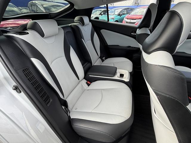 プリウスＰＨＶ Ａ　セーフティセンス・１１．６型フルセグナビ・バックカメラ・ＥＴＣ・ＢＴオーディオ・急速充電・本革シート・シートヒーター・パーキングアシスト・Ｃソナー・ＢＳＭ・ＡＵＴＯハイビーム・純正１５ＡＷ（5枚目）