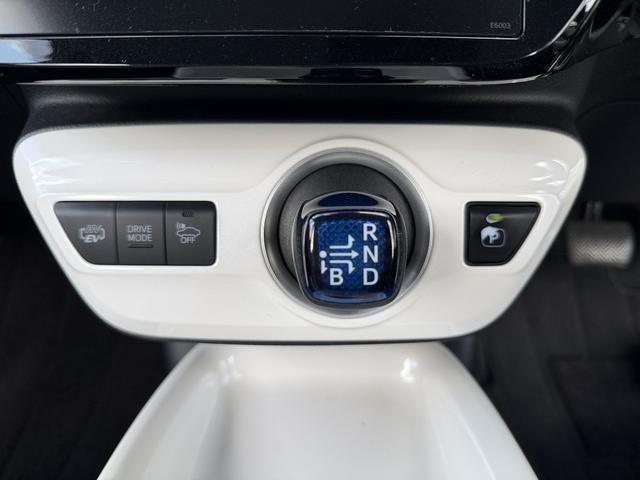 プリウスＰＨＶ Ａ　セーフティセンス・１１．６型フルセグナビ・バックカメラ・ＥＴＣ・ＢＴオーディオ・急速充電・本革シート・シートヒーター・パーキングアシスト・Ｃソナー・ＢＳＭ・ＡＵＴＯハイビーム・純正１５ＡＷ（10枚目）