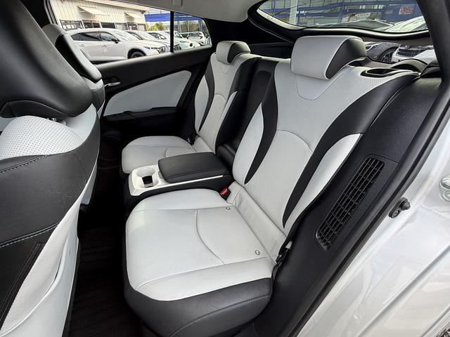 プリウスＰＨＶ Ａ　セーフティセンス・１１．６型フルセグナビ・バックカメラ・ＥＴＣ・ＢＴオーディオ・急速充電・本革シート・シートヒーター・パーキングアシスト・Ｃソナー・ＢＳＭ・ＡＵＴＯハイビーム・純正１５ＡＷ（29枚目）