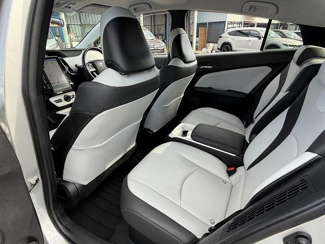 プリウスＰＨＶ Ａ　セーフティセンス・１１．６型フルセグナビ・バックカメラ・ＥＴＣ・ＢＴオーディオ・急速充電・本革シート・シートヒーター・パーキングアシスト・Ｃソナー・ＢＳＭ・ＡＵＴＯハイビーム・純正１５ＡＷ（30枚目）