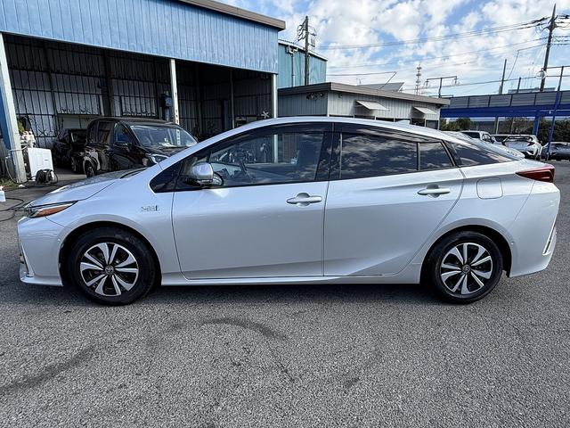 プリウスＰＨＶ Ａ　セーフティセンス・１１．６型フルセグナビ・バックカメラ・ＥＴＣ・ＢＴオーディオ・急速充電・本革シート・シートヒーター・パーキングアシスト・Ｃソナー・ＢＳＭ・ＡＵＴＯハイビーム・純正１５ＡＷ（52枚目）