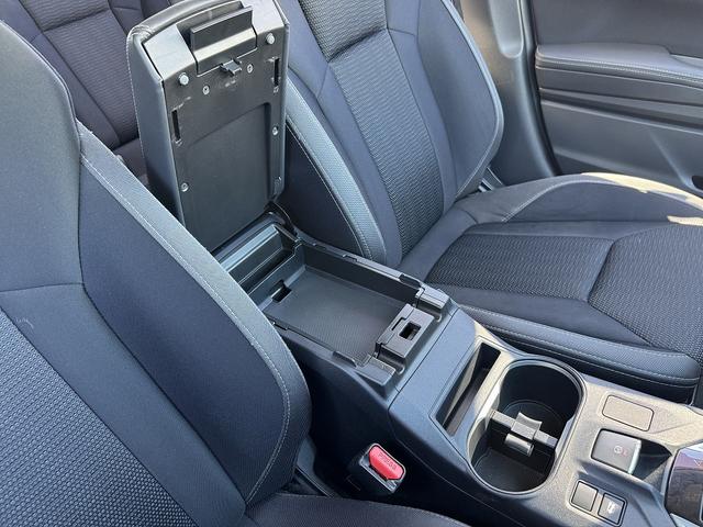 １オーナー・アイサイト・フルセグナビ・バックカメラ・ＢＴオーディオ・ＣＤ・ＤＶＤ・ＥＴＣ２．０・ＵＳＢ・ＬＥＤヘッドライト・ＢＳＭ・純正１７ＡＷ・スマートキー・革ステア・ドアバイザー・フロアマット