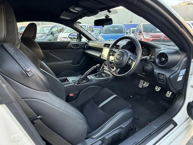 ＧＲ８６ ＲＺ　６ＭＴ・フルセグワイドナビ・ＢＴオーディオ・Ｂカメラ・ＬＥＤライト・Ｄサス・１８ＡＷ・ハーフレザー・シートヒーター・スマキー・本革ステア・オートライト・記録簿（3枚目）