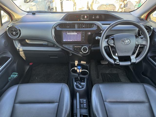 アクア Ｇソフトレザーセレクション　後期・フルセグナビ・Ｂカメラ・ＢＴオーディオ・合皮シート・シートヒーター・ＬＥＤライト・ＥＴＣ２．０・Ｃソナー・ＰＣＳ・ＬＫＡ・ＡＨＢ・ドアバイザー・プライバシーガラス・スマキー・本革ステア（3枚目）