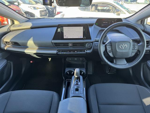 プリウス Ｇ　全周囲カメラ・ＢＴオーディオ・ＡＣＣ・ＬＫＡ・ＡＨＢ・ＢＳＭ・Ｃソナー・オートライト・ＬＥＤライト・ＵＳＢ・シートヒーター・ＥＴＣ２．０・本革ステア・ミラーウィンカー・プライバシーガラス・スマキー（3枚目）