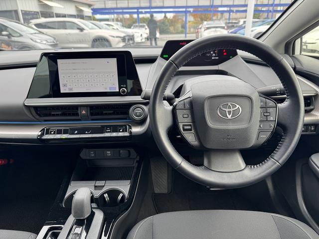 プリウス Ｇ　全周囲カメラ・ＢＴオーディオ・ＡＣＣ・ＬＫＡ・ＡＨＢ・ＢＳＭ・Ｃソナー・オートライト・ＬＥＤライト・ＵＳＢ・シートヒーター・ＥＴＣ２．０・本革ステア・ミラーウィンカー・プライバシーガラス・スマキー（4枚目）