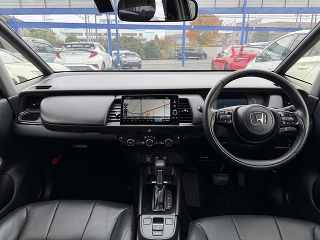 フィット ｅ：ＨＥＶリュクス　フルセグナビ・Ｓ＆Ｂカメラ・ＢＴオーディオ・ＬＥＤライト・ＡＣＣ・ＬＫＡ・ＡＨＢ・Ｃソナー・ハーフレザー・本革ステア・ミラーウィンカー・ドアバイザー・ＥＴＣ２．０・スマキー・１６ＡＷ（3枚目）