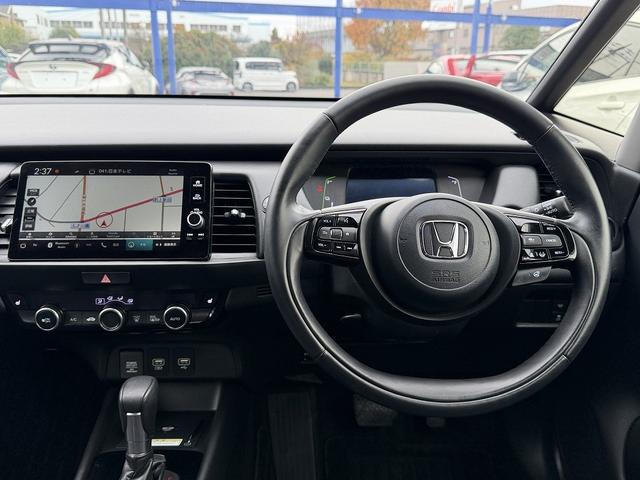 フィット ｅ：ＨＥＶリュクス　フルセグナビ・Ｓ＆Ｂカメラ・ＢＴオーディオ・ＬＥＤライト・ＡＣＣ・ＬＫＡ・ＡＨＢ・Ｃソナー・ハーフレザー・本革ステア・ミラーウィンカー・ドアバイザー・ＥＴＣ２．０・スマキー・１６ＡＷ（4枚目）