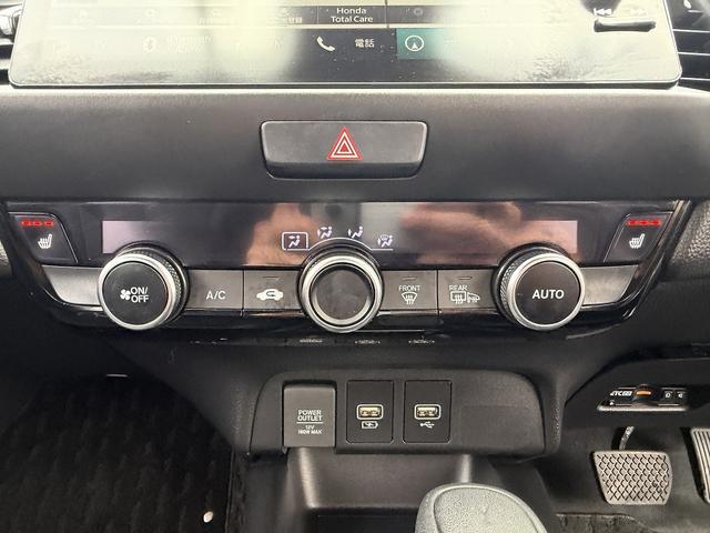 フィット ｅ：ＨＥＶリュクス　フルセグナビ・Ｓ＆Ｂカメラ・ＢＴオーディオ・ＬＥＤライト・ＡＣＣ・ＬＫＡ・ＡＨＢ・Ｃソナー・ハーフレザー・本革ステア・ミラーウィンカー・ドアバイザー・ＥＴＣ２．０・スマキー・１６ＡＷ（18枚目）