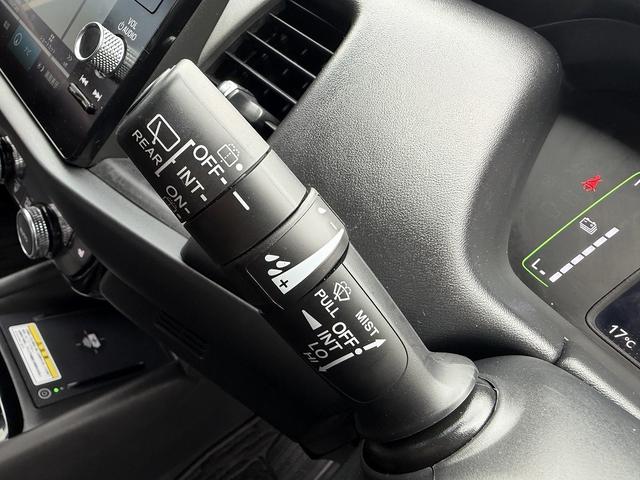 フィット ｅ：ＨＥＶリュクス　フルセグナビ・Ｓ＆Ｂカメラ・ＢＴオーディオ・ＬＥＤライト・ＡＣＣ・ＬＫＡ・ＡＨＢ・Ｃソナー・ハーフレザー・本革ステア・ミラーウィンカー・ドアバイザー・ＥＴＣ２．０・スマキー・１６ＡＷ（24枚目）