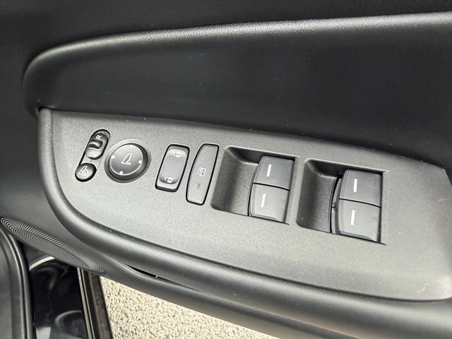 フィット ｅ：ＨＥＶリュクス　フルセグナビ・Ｓ＆Ｂカメラ・ＢＴオーディオ・ＬＥＤライト・ＡＣＣ・ＬＫＡ・ＡＨＢ・Ｃソナー・ハーフレザー・本革ステア・ミラーウィンカー・ドアバイザー・ＥＴＣ２．０・スマキー・１６ＡＷ（32枚目）