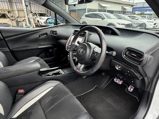 プリウスＰＨＶ Ｓ　ＧＲスポーツ　１オーナー・９ｉｎフルセナビ・Ｂカメラ・ＢＴオーディオ・ＬＥＤライト・ＡＣＣ・ＬＫＡ・ＡＨＢ・ハーフレザー・シートヒーター・ＥＴＣ・ドアバイザー・プライバシーガラス・ＡＣ１００Ｖ・本革ステア（5枚目）